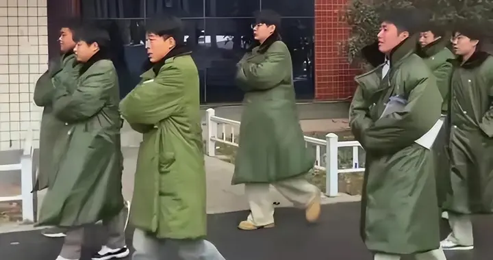 100美元供不应求, 中国军大衣曾风靡海外, 老外抢购“东方战袍”