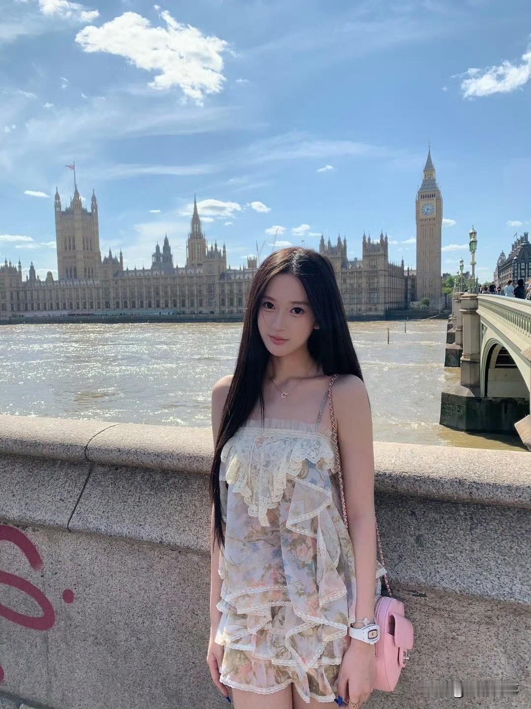 辛巴大女儿在英国度假，戴着价值250万的理查德米勒手表，背着5万元的香奈