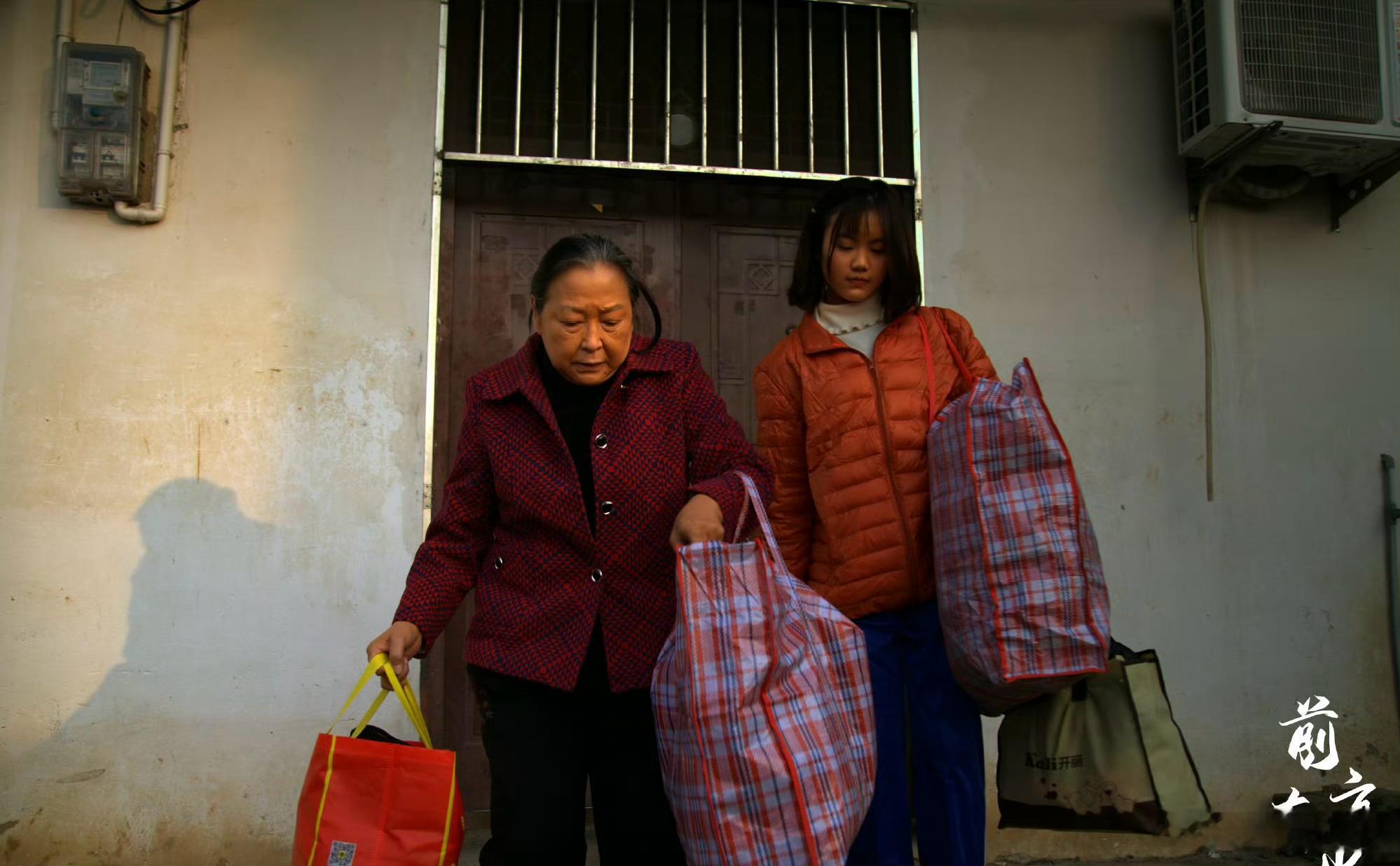 老戏骨就是老戏骨，演什么是什么。在郭京飞、任素汐主演的电视剧《迷墙》中，方芳饰演