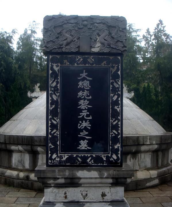 🌞1966年6月，一伙人拿着铁锹来到了武汉华中师范学院校园内，准备挖掘民国