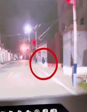 一脚急刹，差点把魂儿都给刹丢了。路边那个黑影，是个小孩。他就那么站着，在黑夜