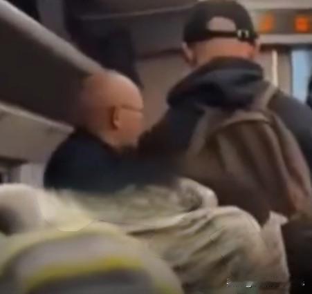 高铁霸座大爷质问小伙：“你是人吗？”反遭一句“我是你爹”怼懵，网友齐赞：怼得好！