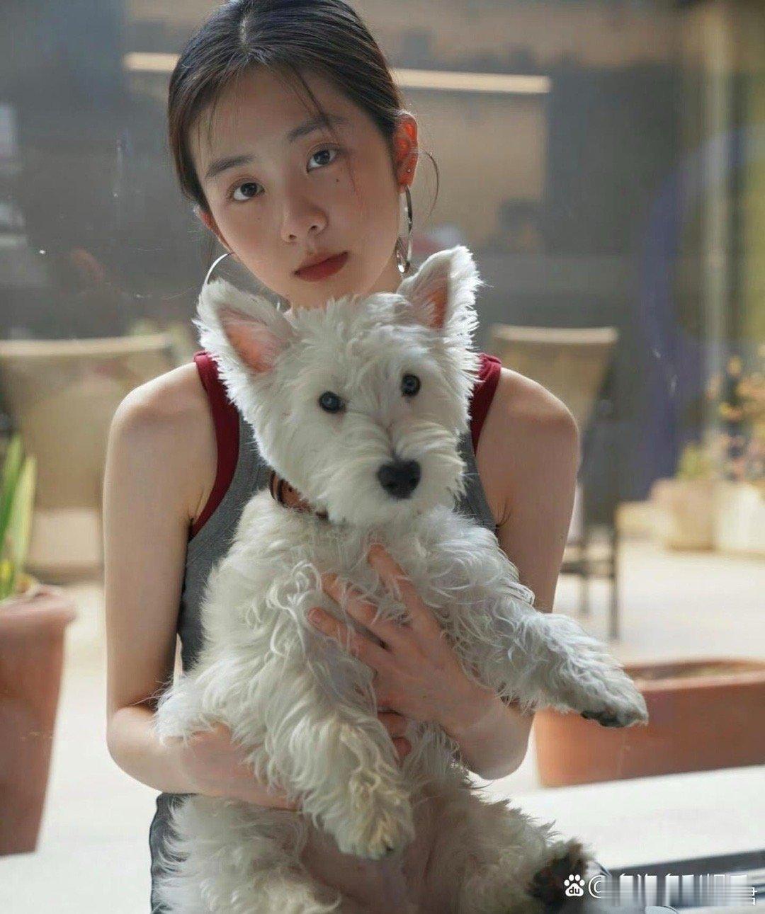 黄多多和狗狗拍照黄多多更新了动态，她晒出与狗狗玩耍的照片，闭着眼睛的样子好可爱；