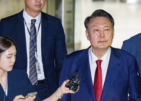 23日消息，韩国前总统尹锡悦将不参加24日的内乱庭审，他的律师已经以健康状况为由