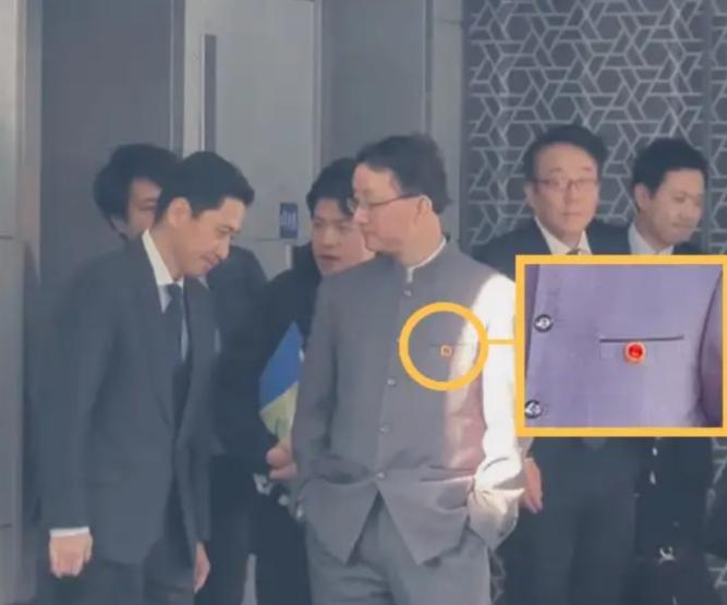 【会谈结束后，日网友对中方代表的表现很不满：中方双手插兜太无礼！】 11月1