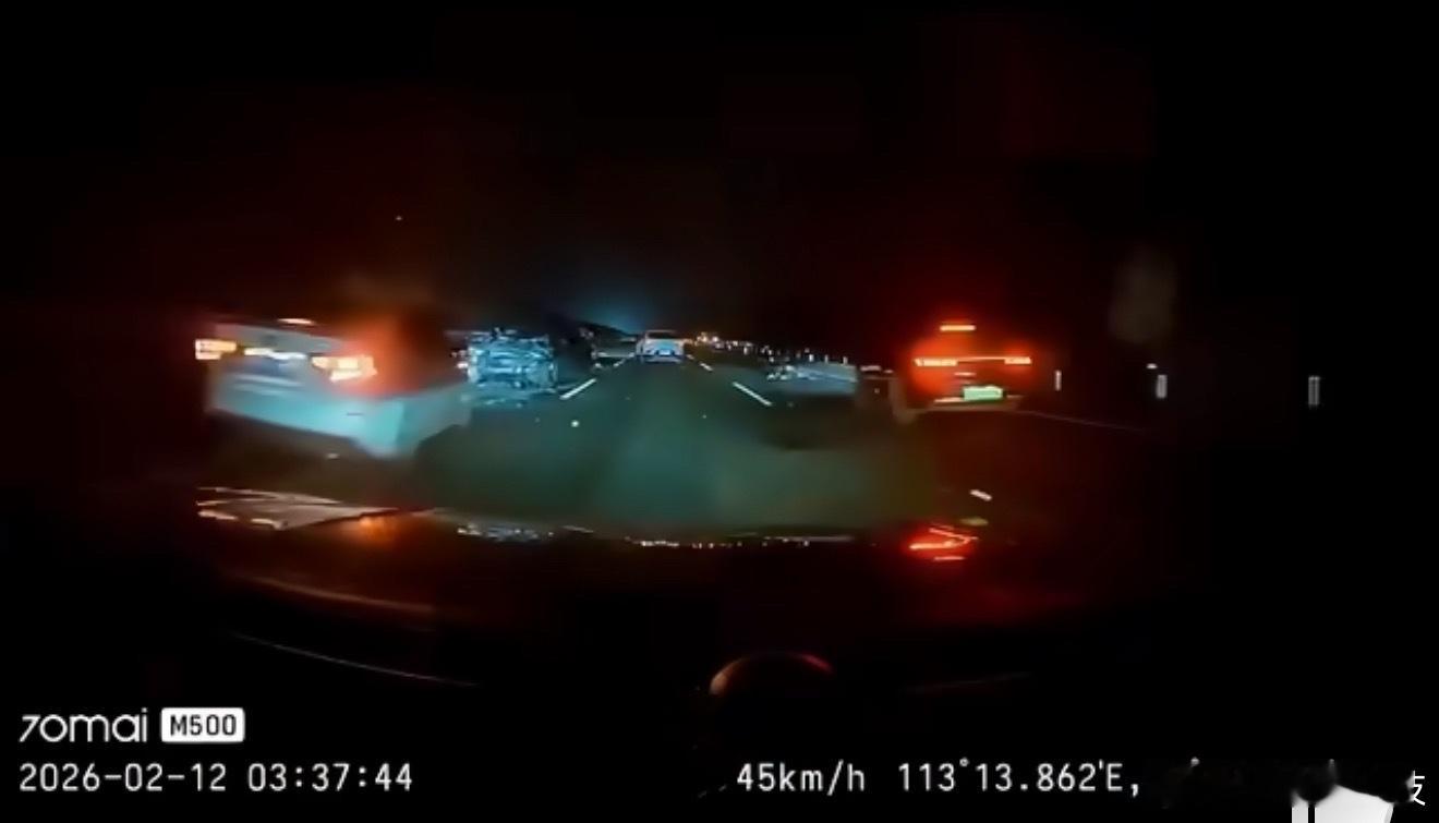 30秒内3次预警救了一车人凌晨跑高速最怕的就是前面出事你不知道，等你看到刹车灯已