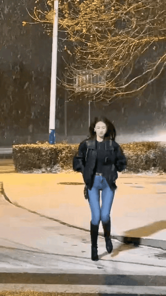 雪中漫步行，快乐心情好。冬日漫步