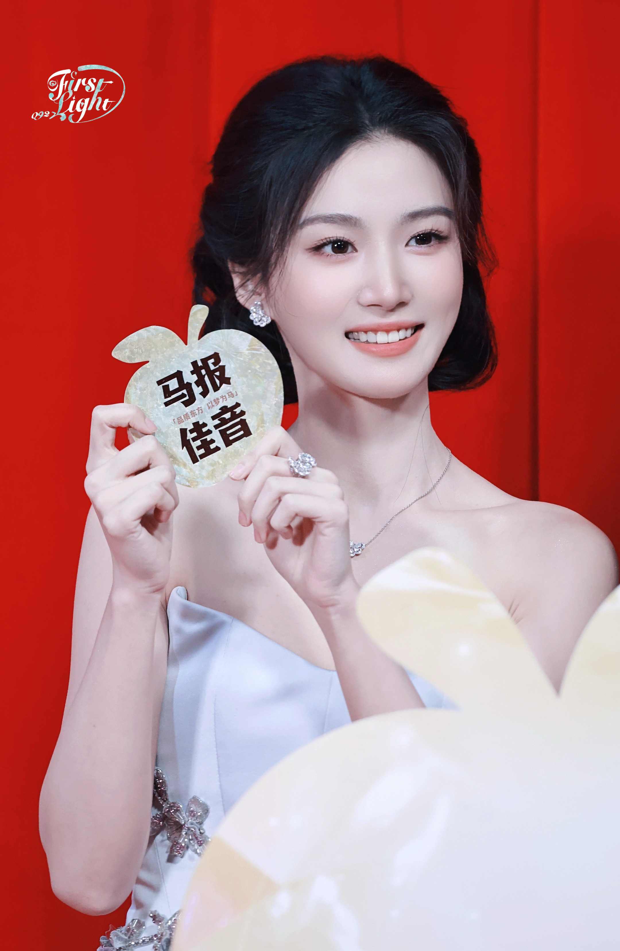 卢昱晓粉紫抹胸裙晕开温柔光晕，紫钻花枝缠绕腰侧，眉眼间是藏不住的清灵与矜贵，