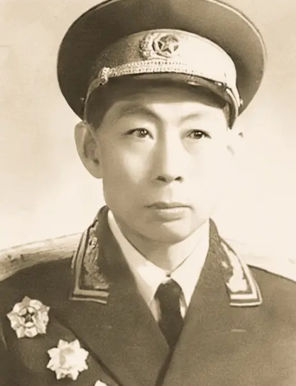 1949年秋天，新疆东部的鄯善突发叛乱，起义部队突然反水，打死了迎接解放军的县长