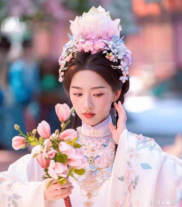 女主邓恩熙颜值在剧中的同辈里是最好。​​​
