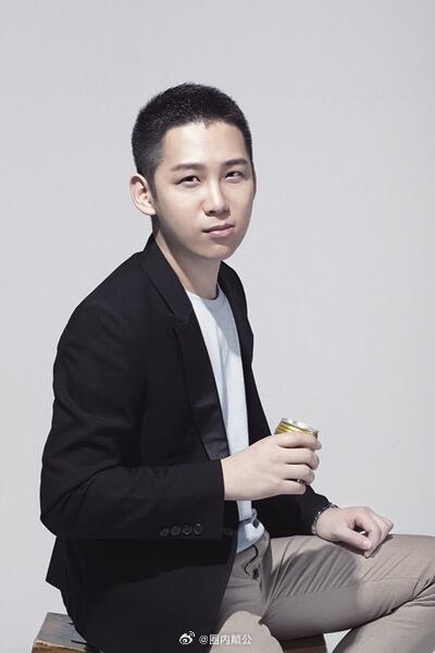 极光光，又名自由极光，今年39岁据公开报道，他另一个更为人所知的笔名叫做“自由极