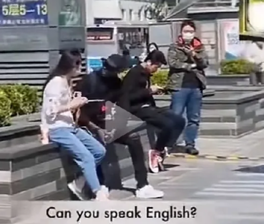 毁三观崇洋媚外已经达到了极致北京某高校校门口外一外国黑人视频拍摄试探团，到高