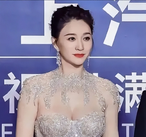 2010年，李小冉被前男友用一根带艾滋病体液的针管抵住了脖子，李小冉吓得失声痛哭