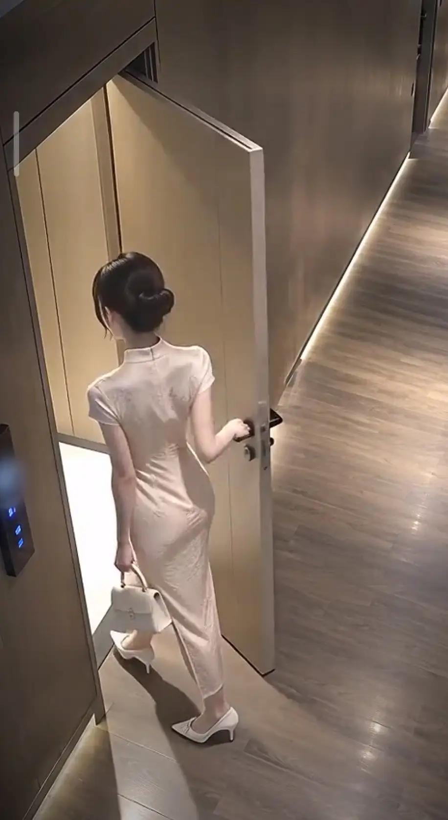身材匀称曼妙，素雅旗袍尽显东方美。