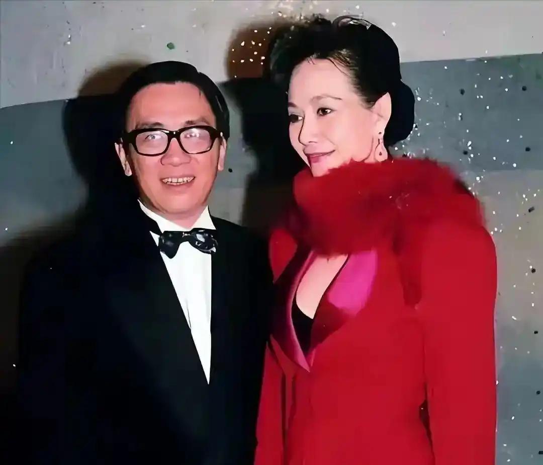 1988年，黄霑追求林燕妮，林燕妮轻蔑地说道："我不跟有妇之夫谈情说爱。"黄霑立