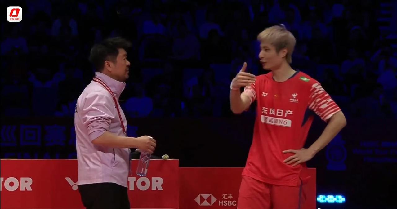 石宇奇🇨🇳的脚步有点拖沓，感觉有点沉重，第一局石宇奇🇨🇳19-21遗