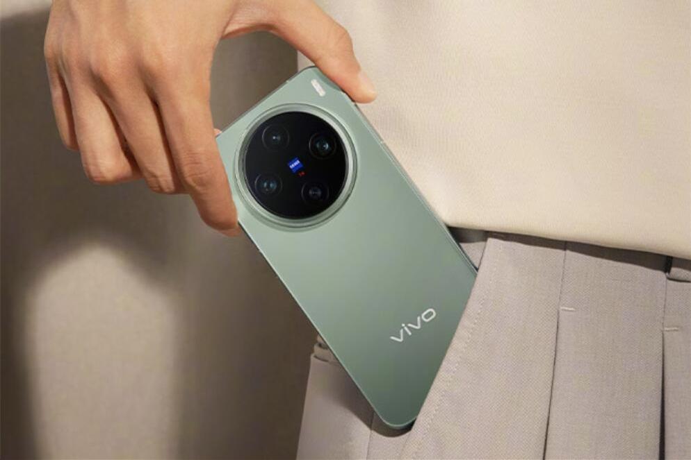 【首款天玑9500小屏旗舰vivoX300曝光】近日，有网友公布了vivoX