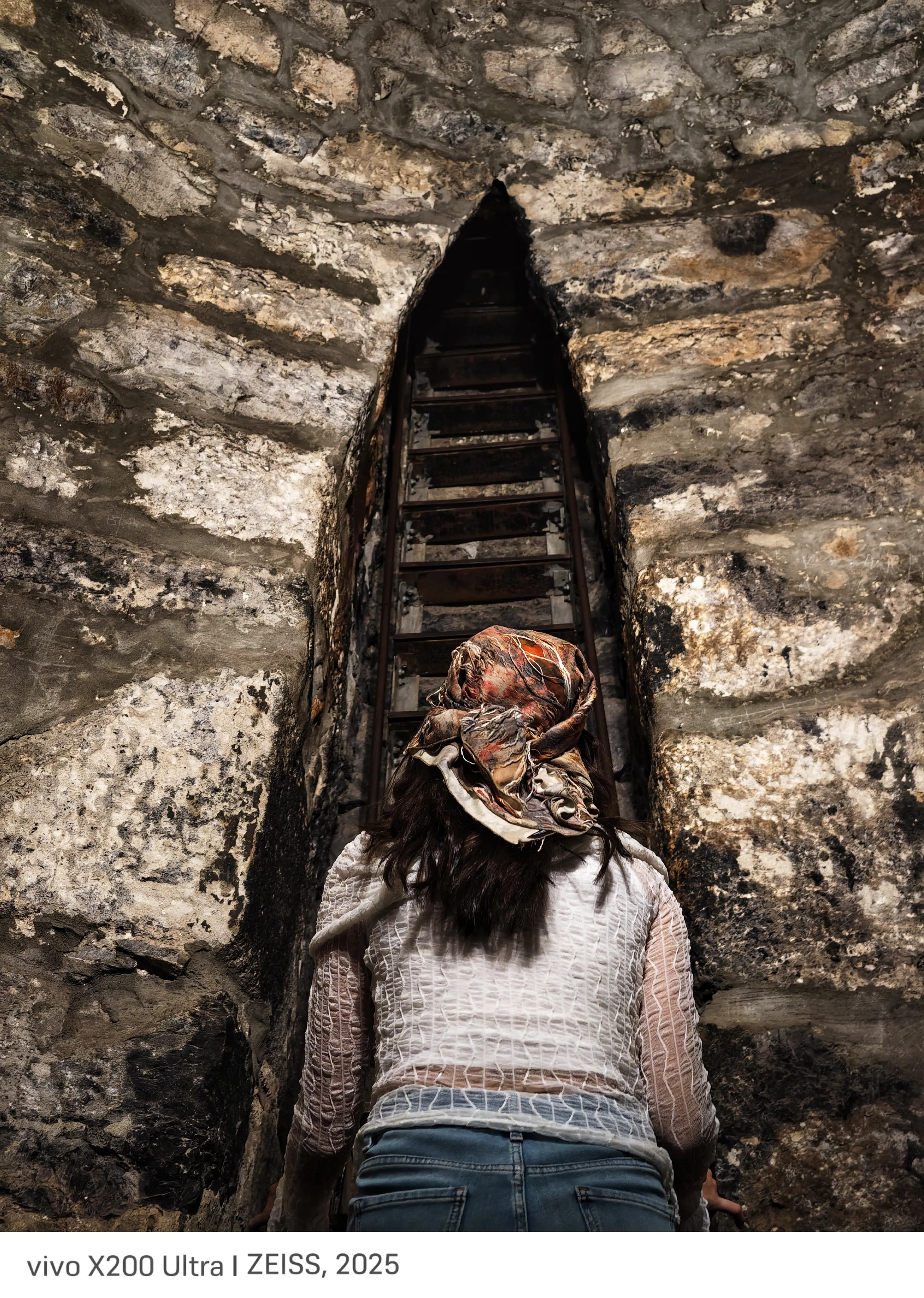 vivoX200Ultra影像实拍分析～画面清晰展现人物服饰纹理、头巾细节与