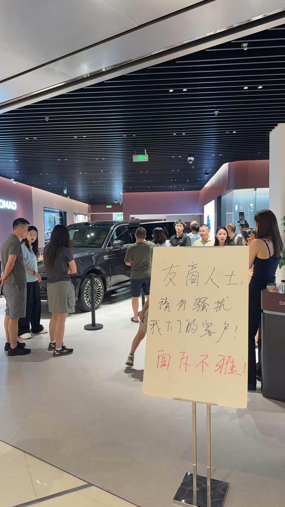 小米澎程热度炸裂，友商坐不住了！[捂脸哭]有点吓人，小米澎程刚发预售价，友商就