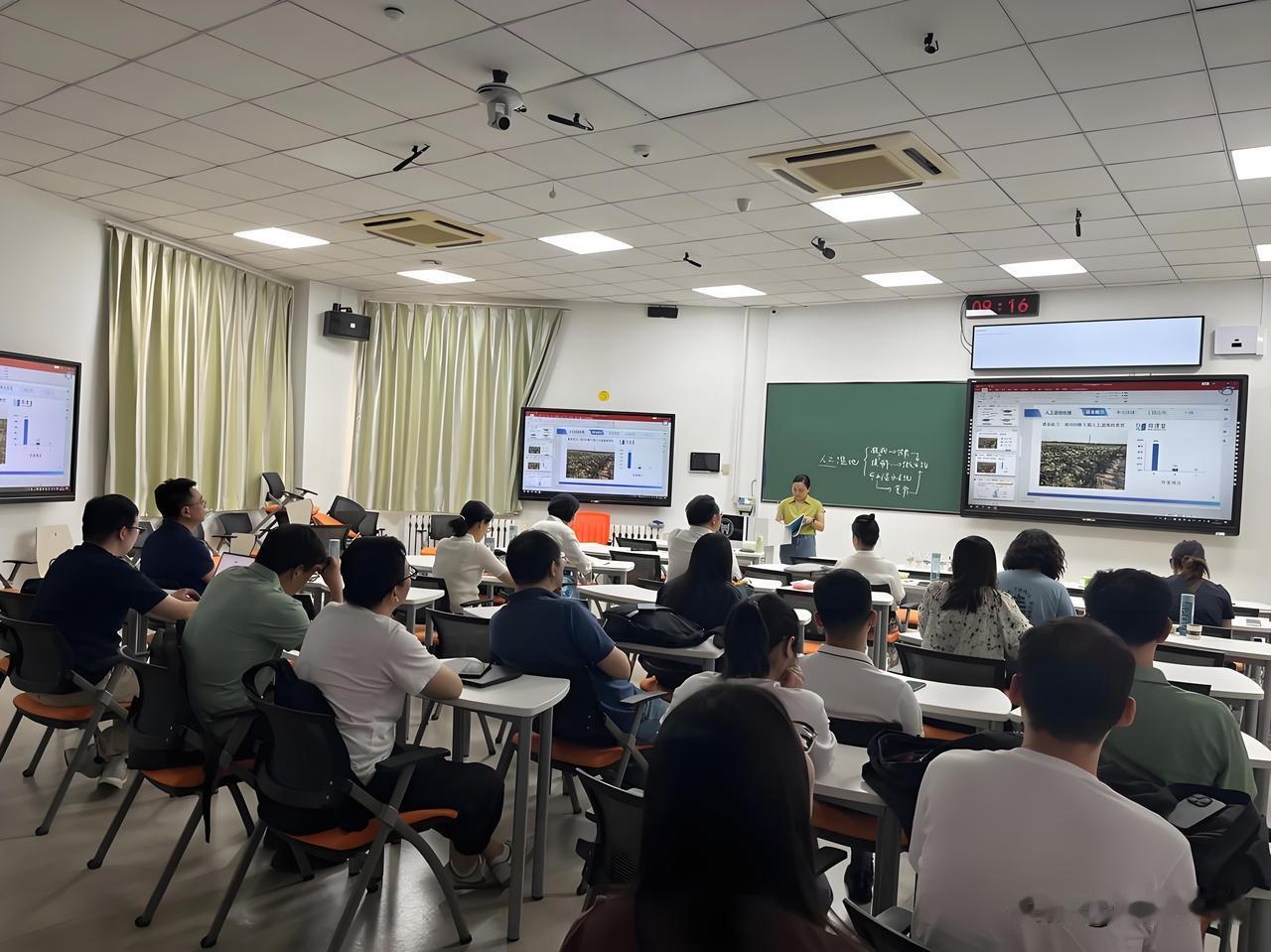 高校评价体系：勿以顶尖科研人才的标尺，去衡量每一位普通教师无数青年教师，正在