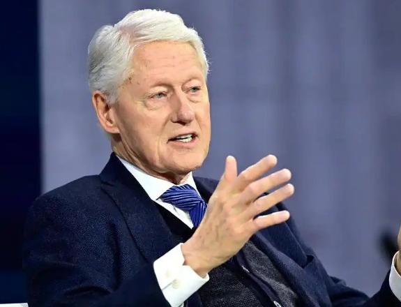 克林顿突然出来喊话，把窗户纸捅破了。他说中国早晚要超过美国，让某些人别再装睡了