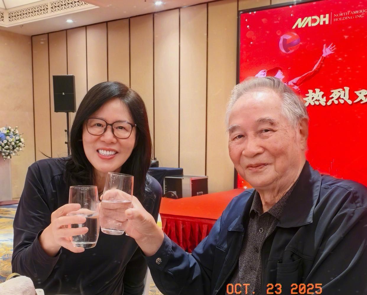 郎平来到山城重庆，看望前中国女排主教练邓若曾和夫人蔡希秦。看到这条消息，我真的