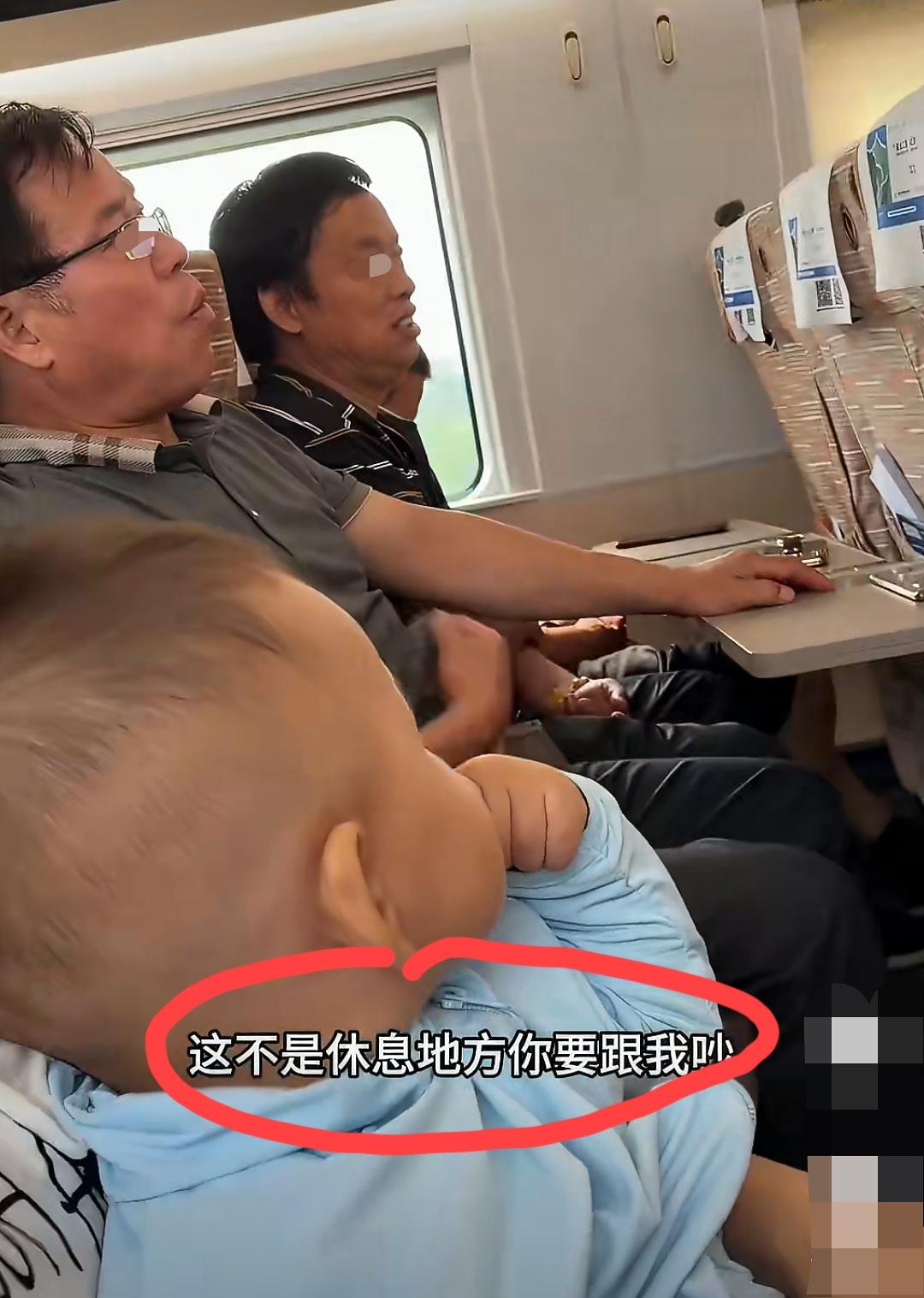 两名中年男子在列车车厢内聊天，遭前排一名乘客反对，理由是别人都在休息。聊天的两名