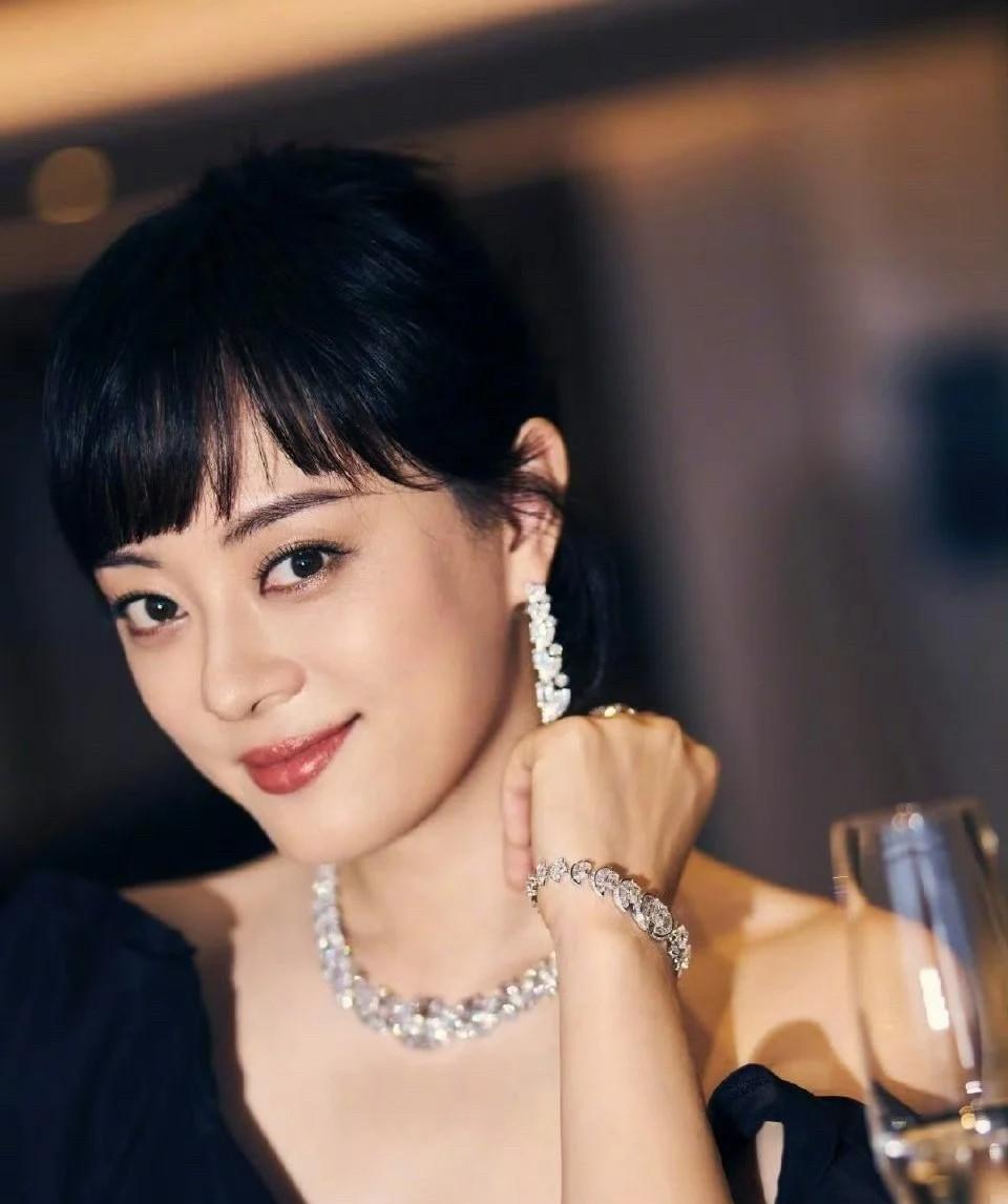 孙俪背后肯定有高人指点，谁都知道她中年得“痣”，现在她把唇下痣切掉，肯定是因