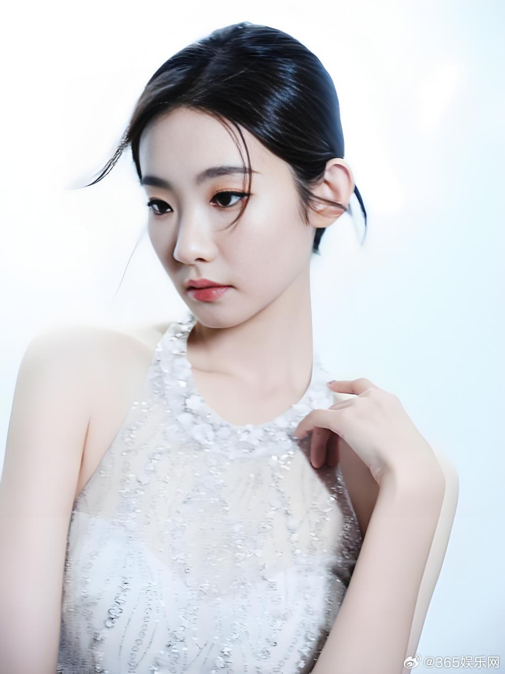 张艺凡一脸淡淡的妆容，一身翡翠的白裙，如梦如幻，飘飘欲仙～张艺凡娱乐圈明星穿搭