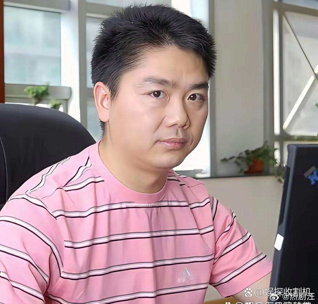 创业初期的刘强东在办公时的一张留影，面对镜头他非常的不习惯但眼神中透露着坚韧。可