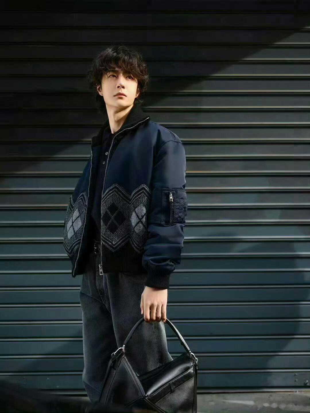王一博解锁2026早春秀场，藏蓝菱格夹克+灰牛仔裤配羊毛卷，巴黎街头随手拍都是高