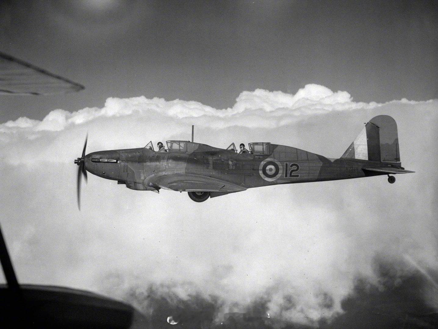 这是两架飞机吗？不，这是一架飞机。1940年，费尔雷战斗轻型轰炸机技术已经落伍