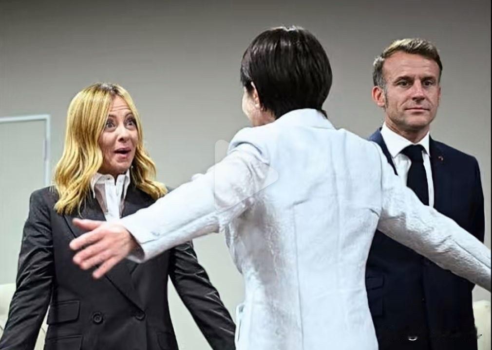 G20峰会，高市早苗显得十分活跃，在与“表情女皇”梅洛尼互动时，肢体语言相当夸张