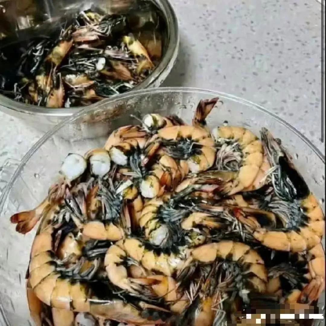 下班花80块特意买了大虾，本来打算好好改善一顿伙食，结果拆开直接看懵了！虾头全