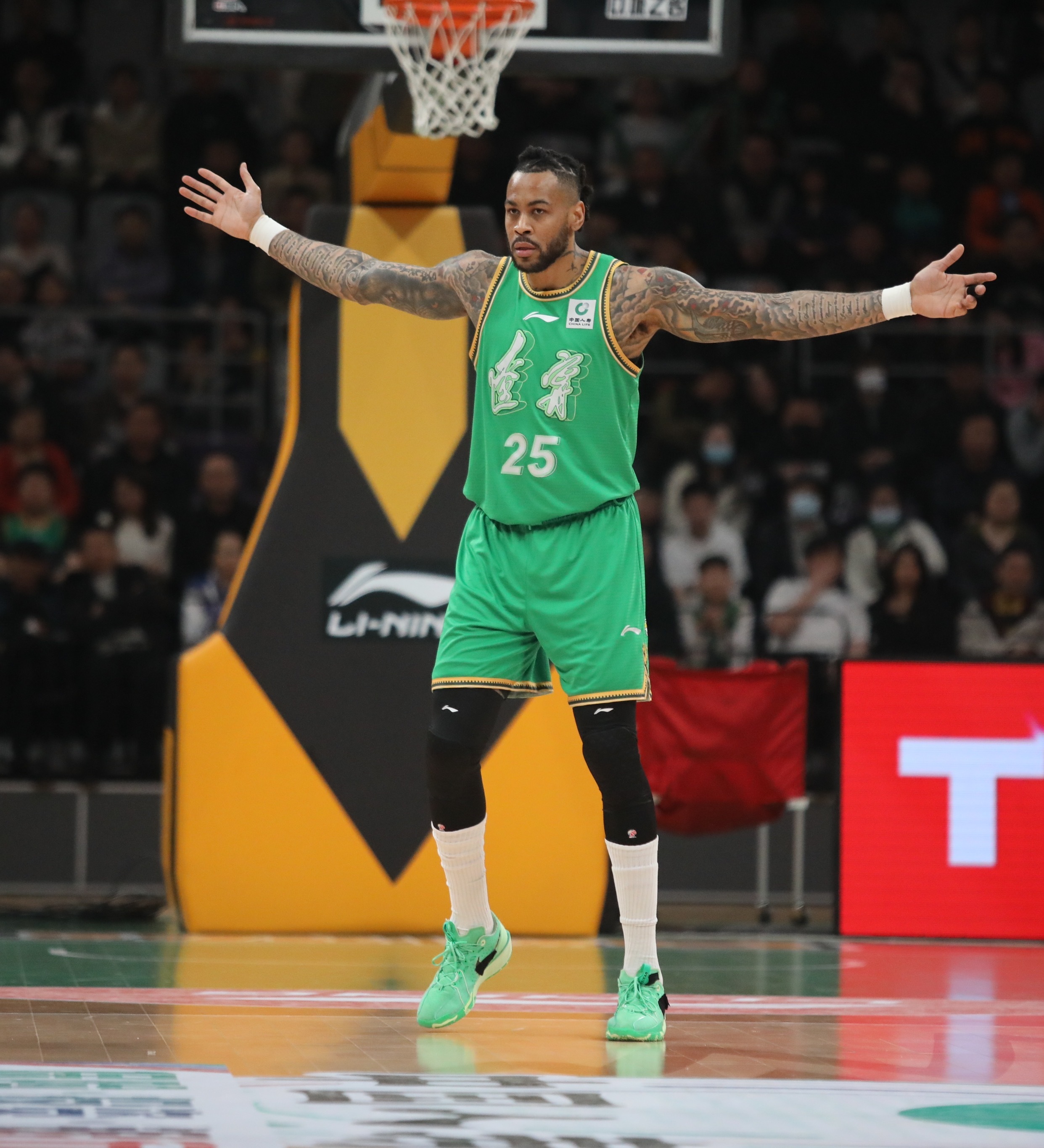 我刚才拍到了这张莫兰德的拥抱沈阳·辽宁体育馆