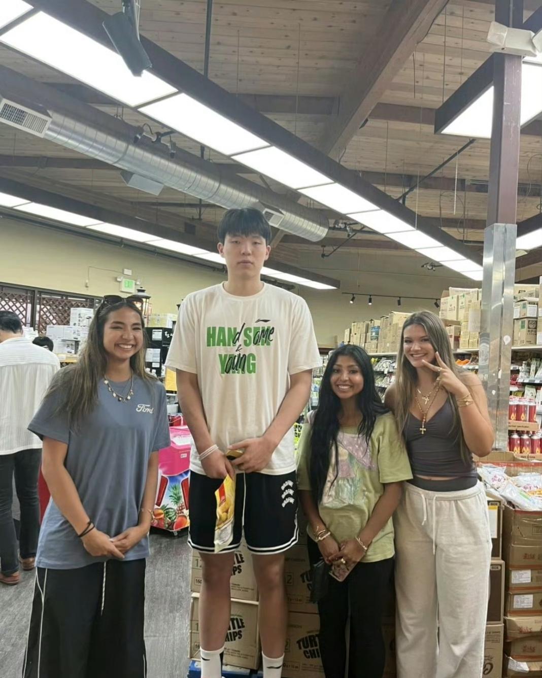 不怪杨瀚森女友放下工作也要飞到美国陪着他！就连国外的欧美女孩也是他的球迷，抢着要