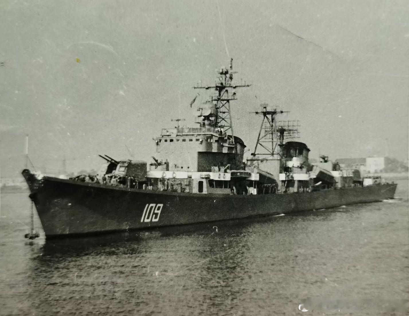 导弹驱逐舰“开封”号，舷号109，1982年服役。该舰属于051D型，051D型