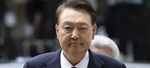 韩国前总统尹锡悦被再次逮捕收押，与第一次的情景可谓截然不同，警卫服务被叫停，待遇