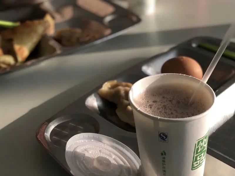 生活中碳水不能多吃也不能不吃，讲究适量。对于一个成年人而言，如果每日需能量为15