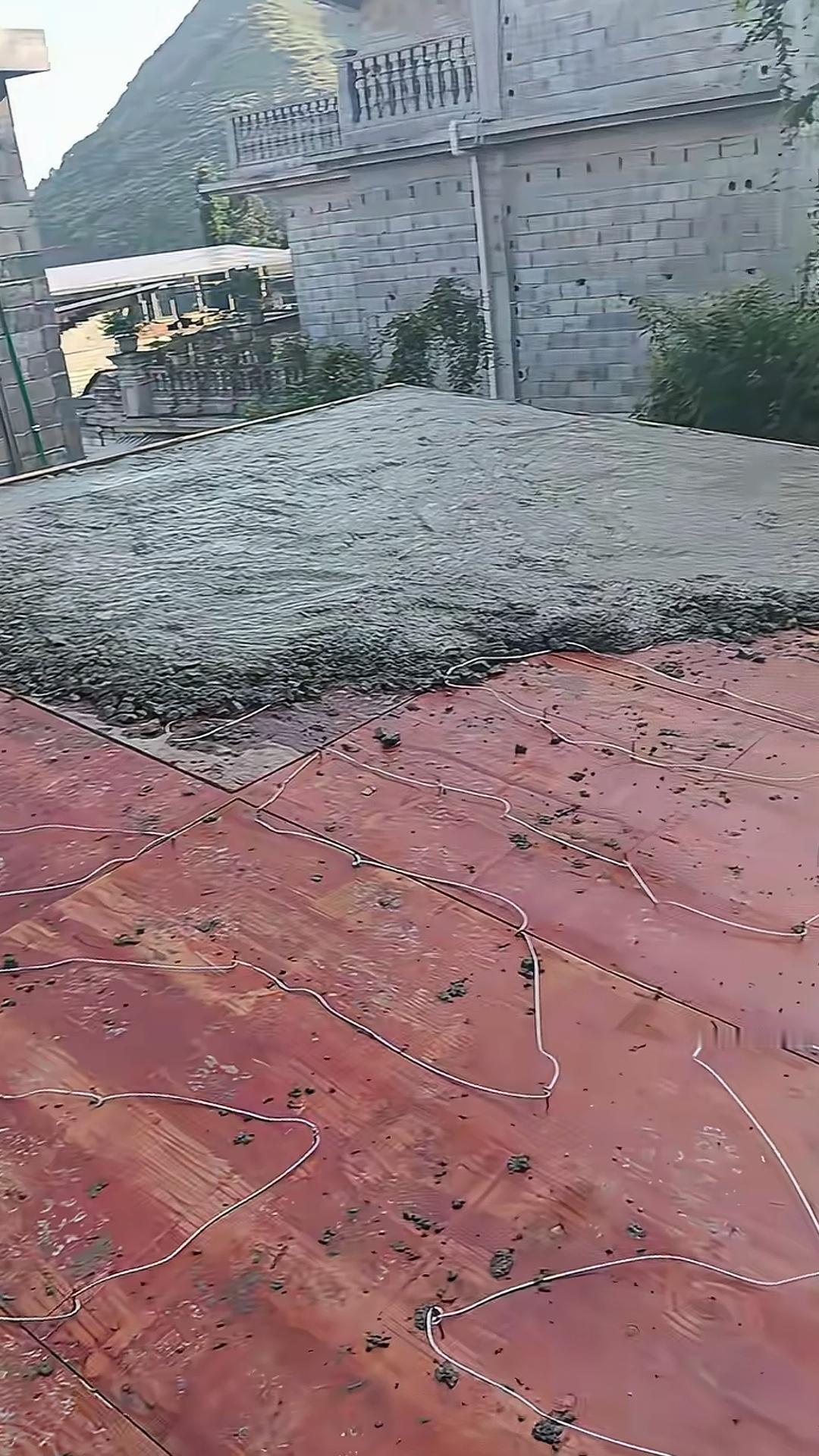 楼面未用钢筋浇筑，这样的施工谁能看懂？模板上连钢筋都没铺设，工人就直接往上面浇