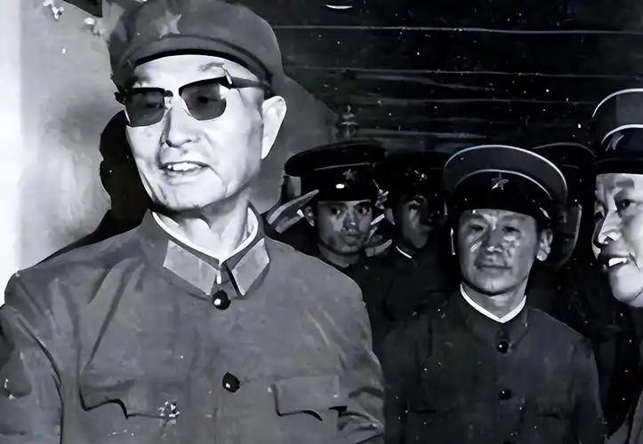 1964年，张爱萍去酒泉基地视察，突然瞧见了几个战士的背包斜挎着，他凭借经验判断