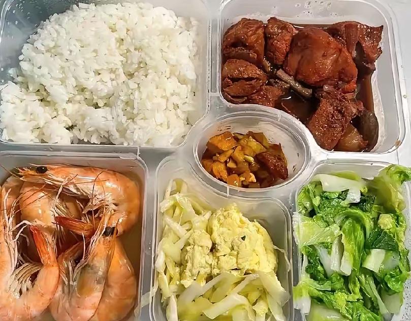 失业后投身工地盒饭生意的第一天，我带着50份定价18元的盒饭出摊，内含白灼虾、红