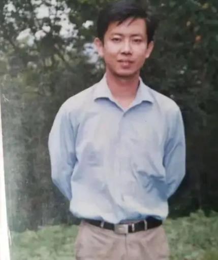 2019年，“我宁死也不道歉！”在乡镇执教19年优秀教师，在亲吻自己儿女后，来到