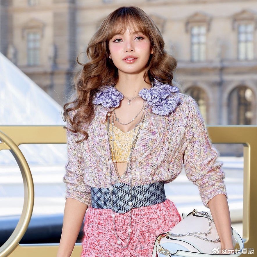 Lisa越来越像芭比娃娃，这简直就是一个人，头一次觉得芭比娃娃还没有真人好看！