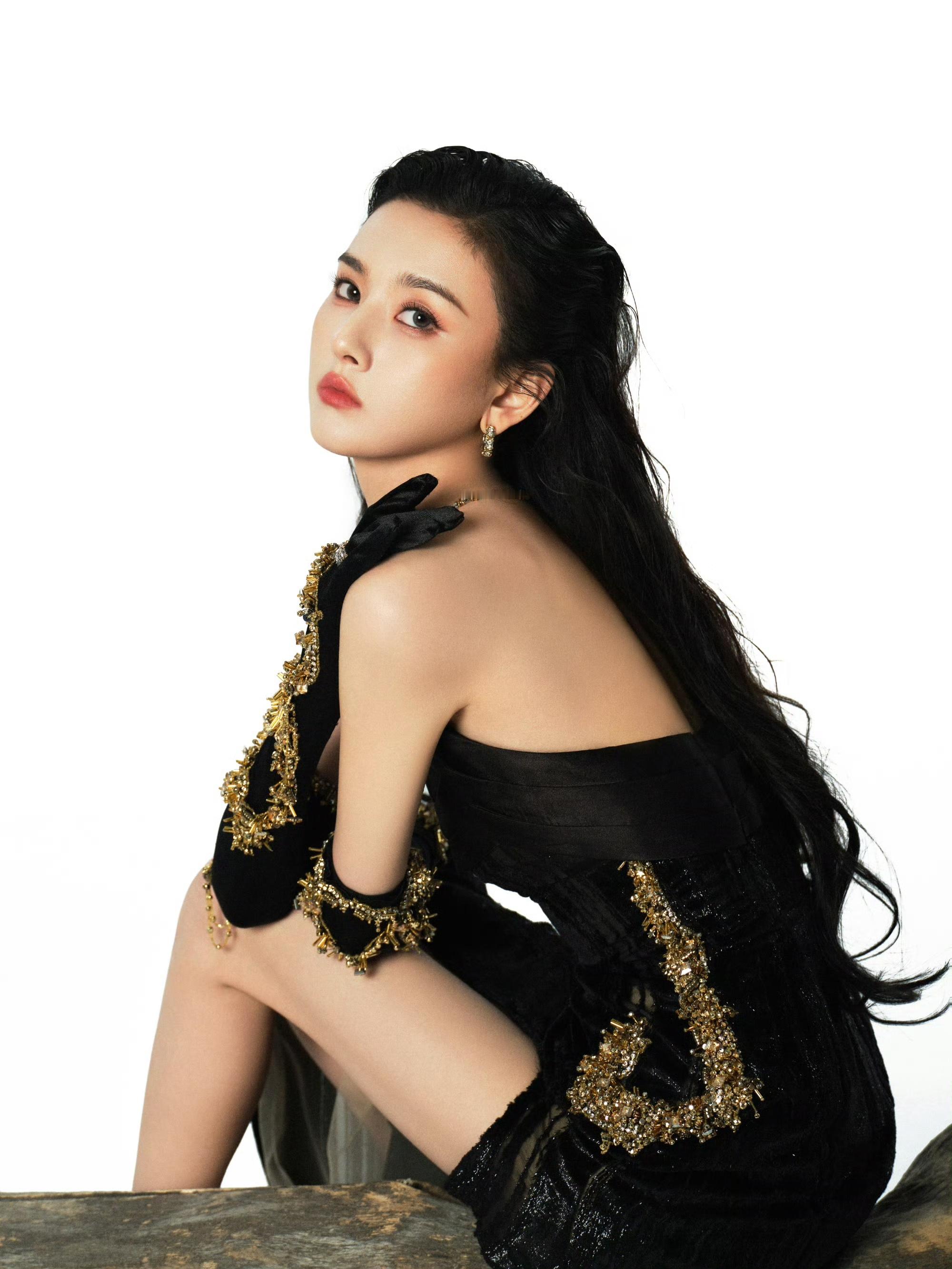 华天崎给宋祖儿化的玫瑰美人妆祖儿好美！宋祖儿玫瑰美人妆