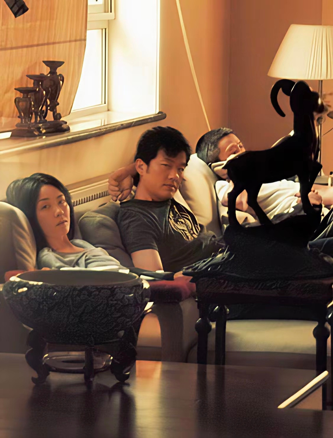 王菲和李亚鹏在家被拍阿菲说自己在家都会被拍，但自己不会因为这个而一直拉上窗帘，因