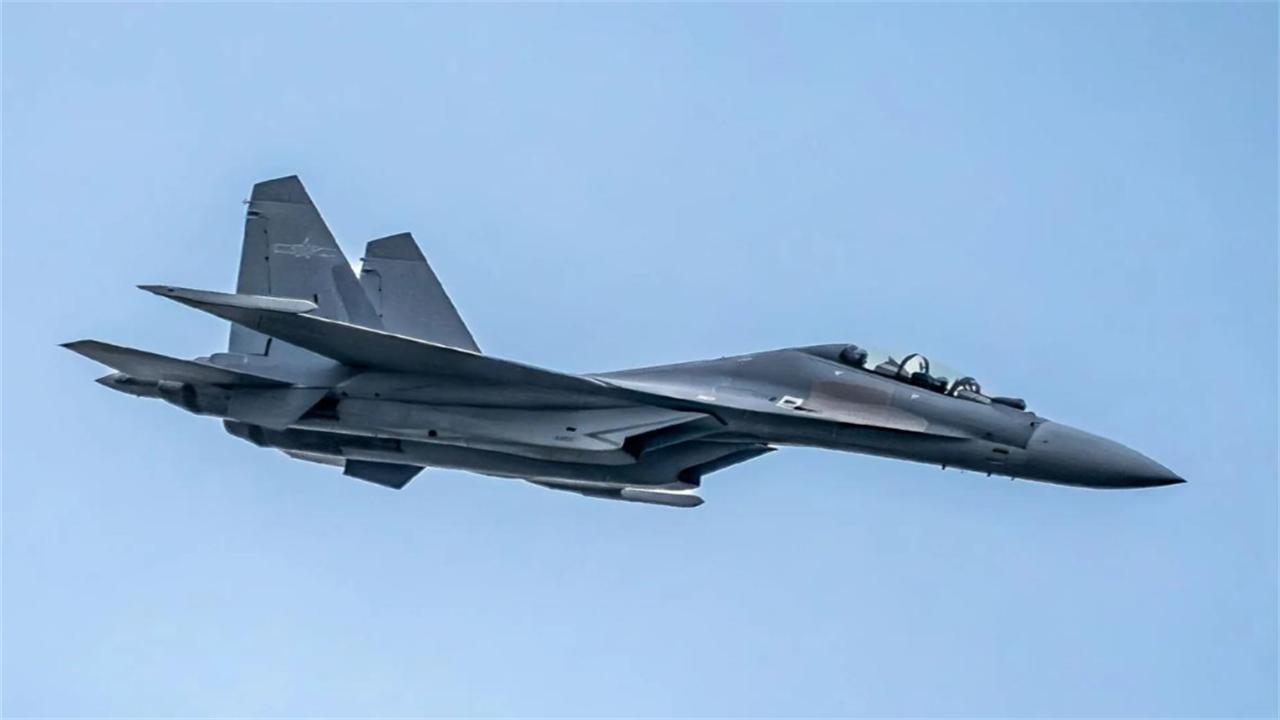 中国军演不再“藏着打”！公开歼16击败“阵风”画面，印沉默了央视镜头对准解放