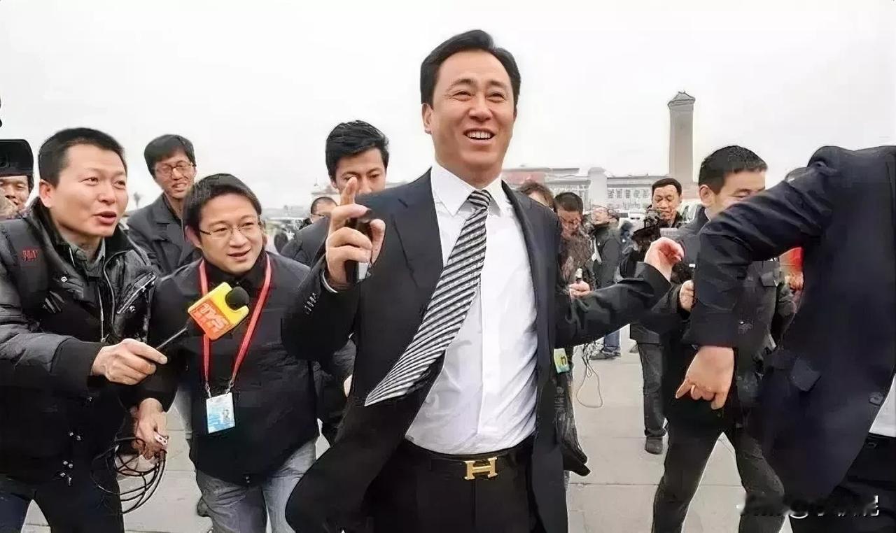 犹记当年，大会堂前，傲娇奔跑…如果把胳膊遮住，就是正常的站着大笑，若加上