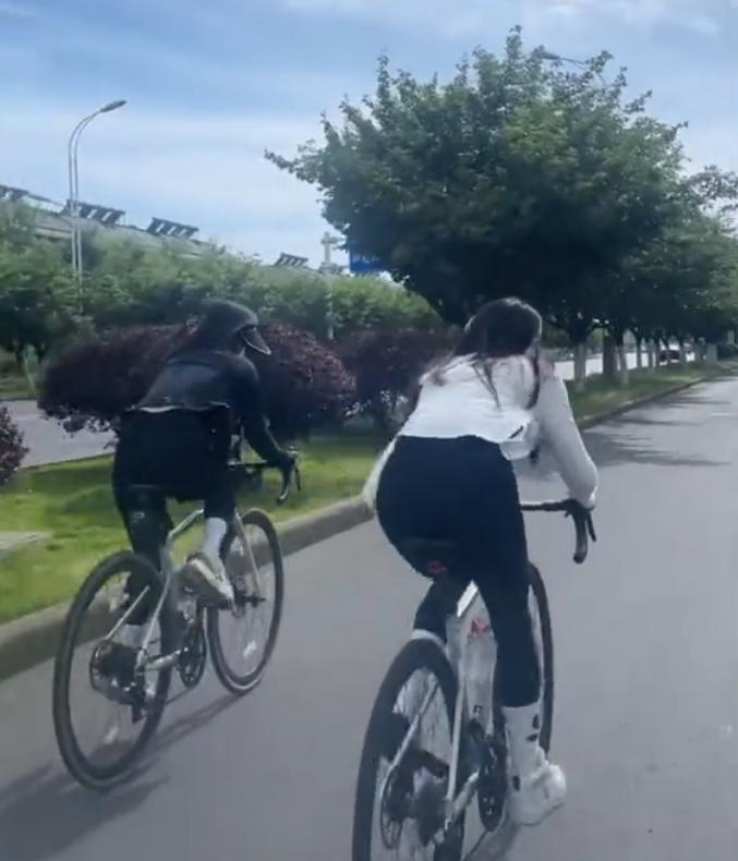 今年过年，我把认识3年的闺蜜带回了老家。我本来以为，她只是父母离婚，无家可归，才