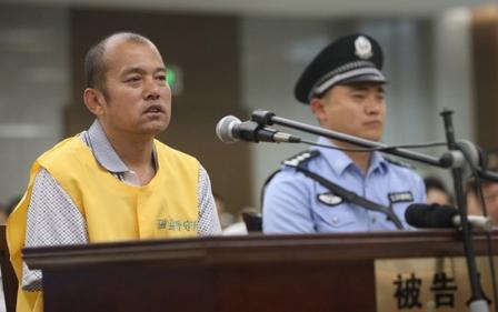 河北邯郸法庭，连环杀人犯王书金当庭拍桌质问法官：我明明杀了4个女人，为啥只算